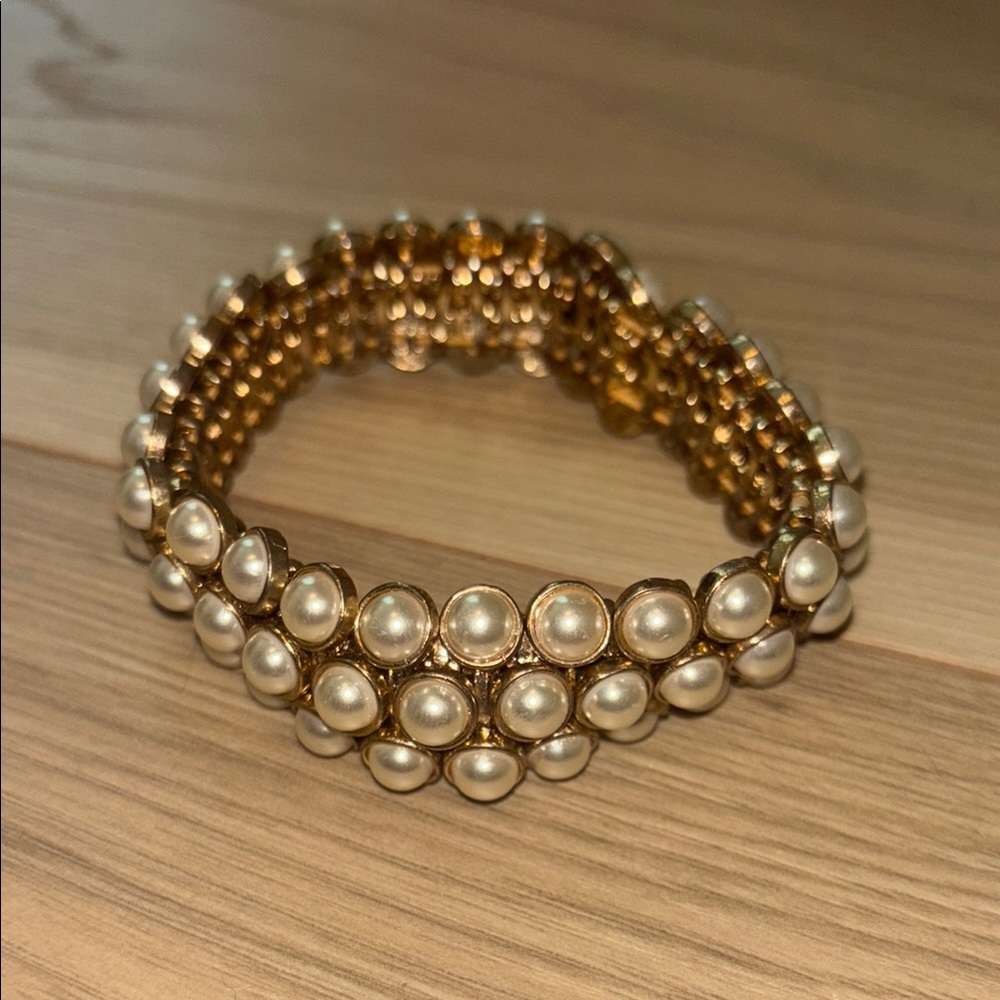 Elegant Gold and Pearl Bracelet